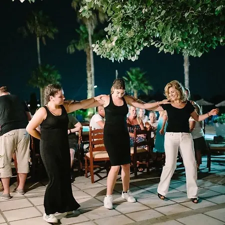 Aparthotel Family 3*